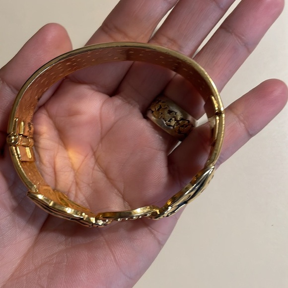 BOLD GOLDEN METAL AND BLACK PANTHER STYLE STATEMENT CLAMPER BANGLE CUFF BRACELET - Picture 2 of 7